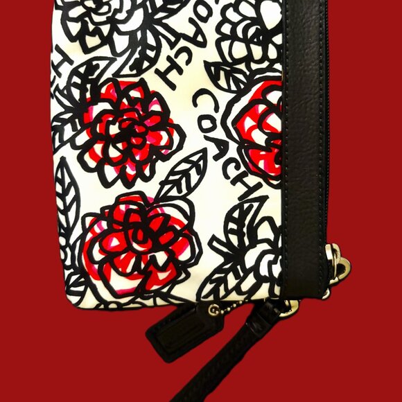 Coach Poppy Y2K Graffiti Daisey Wristlet with hang tag Silver Hardware EUC - Picture 6 of 11